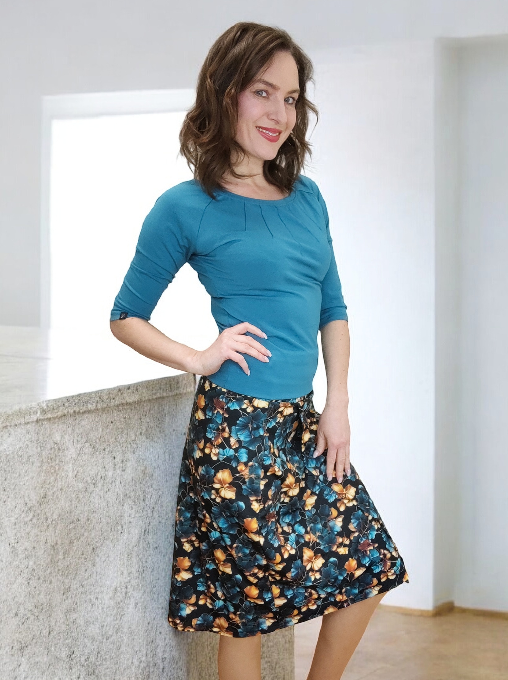 tyrkysová áčková sukně s motivem jinanu Enola elegantní výrazný vzor